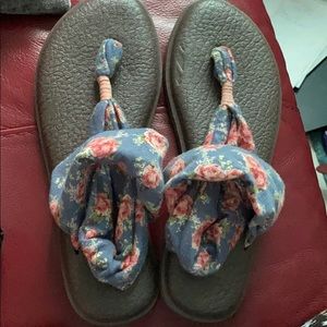 Sanuk yoga sling flip flops NWOT